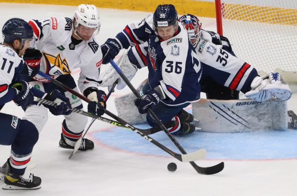 За «Торпедо» снова будет выступать Антон Сизов